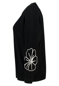 Zwarte trui met ribbeltextuur, heeft een witte geborduurde bloem op de linkermouw en een ontspannen pasvorm met lange mouwen.