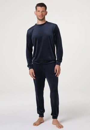 Set da loungewear in velluto blu navale, composto da una maglietta a maniche lunghe con colletto rotondo e pantaloni aderenti abbinati, dalla texture morbida e design semplice.