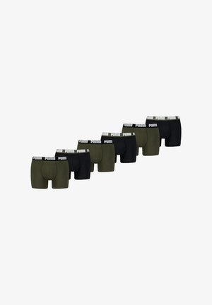 Sechs Paar Boxershorts in Olivgrün und Schwarz. Hergestellt aus weichem Stoff mit elastischen Bündchen, die das "PUMA"-Logo in Weiß tragen.