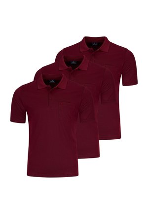 Trois polos identiques de couleur rouge foncé, à manches courtes, avec col, boutons et une poche poitrine, présentés superposés.