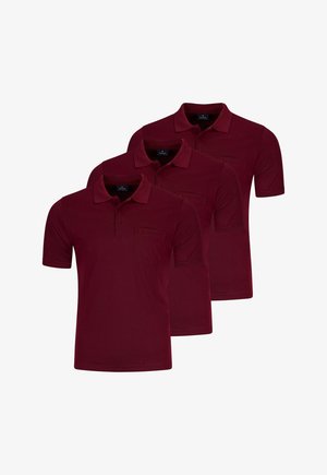 Tre camicie polo identiche di colore rosso scuro, a maniche corte, con colletto, bottoni e una tasca sul petto, disposte sovrapposte.