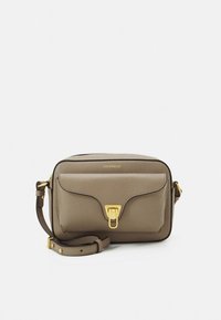 Borsa a tracolla rettangolare in pelle taupe morbida con patta frontale, dettagli in oro e tracolla regolabile. Presenta una texture liscia e dettaglio con logo.