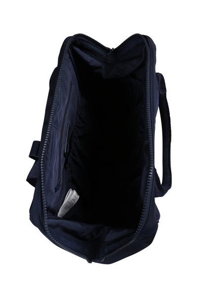 Sac en tissu bleu marine avec un dessus zippé, une poche intérieure et une texture douce ; conçu pour un rangement polyvalent et un accès facile.
