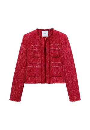 Veste courte en tweed rouge avec une finition texturée, des bords effilochés et deux poches avant. Sans fermetures visibles ; col rond classique.