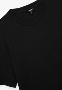 Sort bomulds T-shirt med rund halsudskæring, korte ærmer og en glat tekstur. Etiketter placeret ved halsen. Simpel og minimalistisk design.