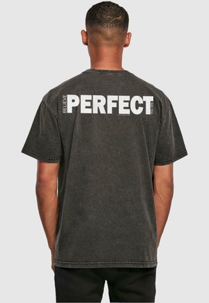 Donkergrijze katoenen T-shirt met korte mouwen en een ronde hals. De achterkant toont grote witte tekst: "GELOOF DAT JE PERFECT BENT."