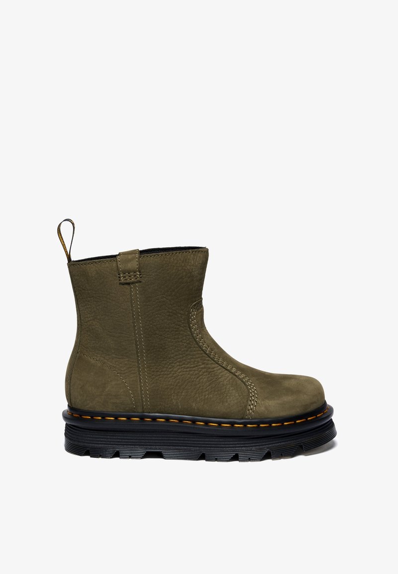 Bota de cuero para el tobillo en verde oliva con acabado texturizado, suela negra, costuras amarillas y una lengüeta en la parte trasera para facilitar su uso.