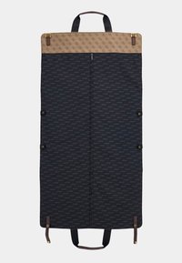 Sac en tissu noir avec un dessus marron, présentant un motif de logo répété, des poignées, des zips et des boutons-pression pour une fermeture sécurisée.