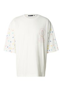 Weißes T-Shirt mit kurzen Ärmeln, das bunte Streusel-Muster auf den Ärmeln und ein grafisches Design auf der Brust zeigt. Hergestellt aus Baumwolle.