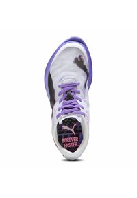 Chaussure de sport blanche avec des accents violets, tige texturée et un motif graphique noir. Présente des lacets violets et "FOREVER FASTER" en rose sur la semelle intérieure.