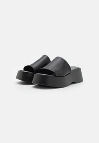 Sorte åpen tå plattform mules med en glatt læroverdel og en tykk, formet såle, med jevn tekstur og minimalistisk design.