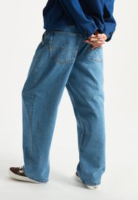 Vans CHECK-5 BAGGY  - Straight leg jeans - medium blue
