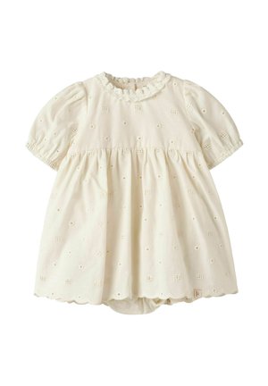 Detské šaty krémovej farby s nafúknutými krátkymi rukávmi, golierom ozdobeným čipkou, vyšívaným očkovým vzorom a zvlneným lemom.