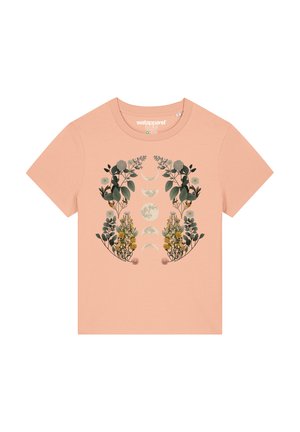 Perzikkleurige katoen T-shirt met een centrale grafiek van bloemen en een maan in donkergroen, wit en geel. Korte mouwen en een ronde hals.