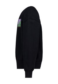 Sweat-shirt noir avec une finition côtelée au bas et aux poignets, présentant un graphique multicolore "NYC SPORT" sur la manche gauche. Fabriqué en tissu doux.