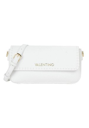 Bolso de hombro blanco de cuero Valentino con hebilla de tono dorado, bordes cosidos y logo en la solapa frontal.