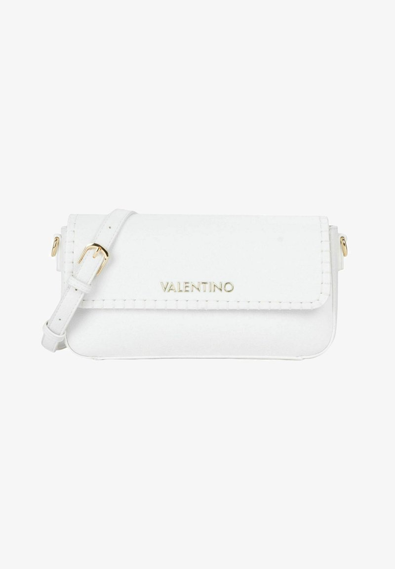Sac bandoulière en cuir blanc Valentino avec boucle dorée, bords cousus et logo sur le rabat avant.