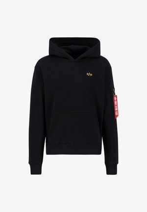 Schwarzer Hoodie mit Kängurutasche, einer mit Reißverschluss versehenen Ärmeltasche, goldfarbener Logo-Akzent und rotem Etikett. Hergestellt aus weichem Stoff mit gerippten Bündchen.