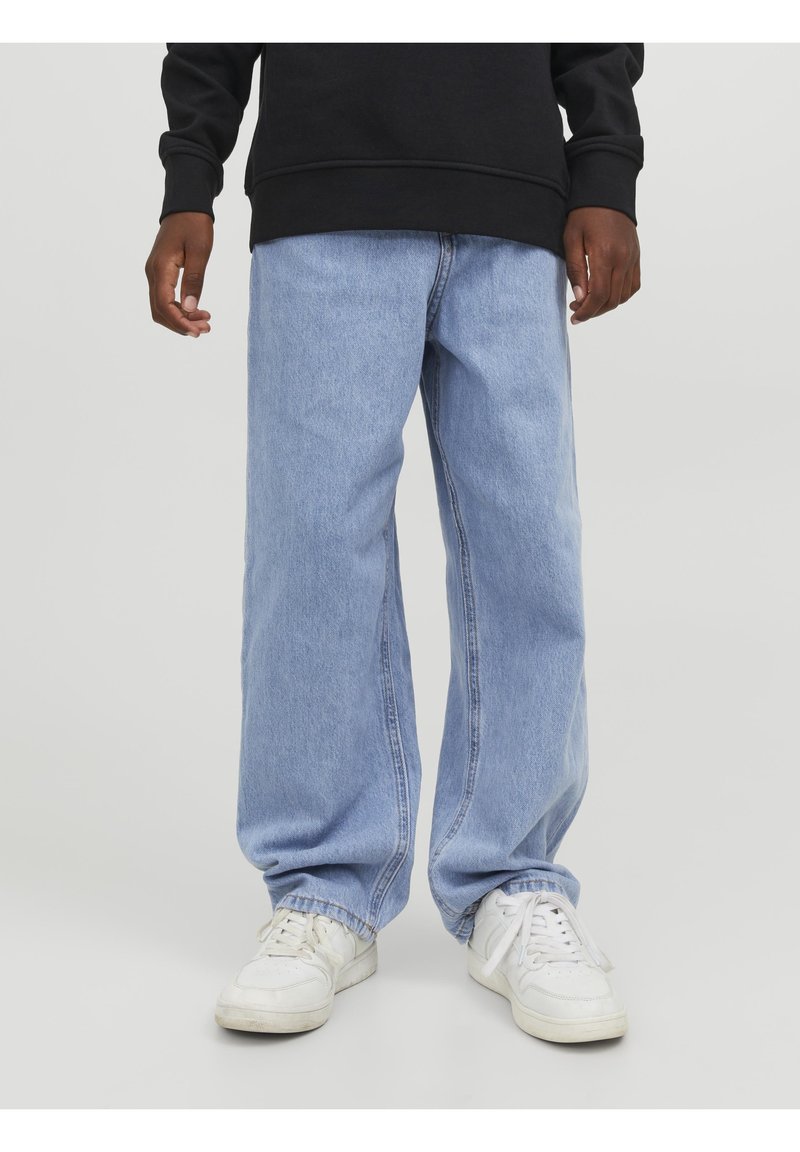 Ljusblå, löst sittande jeans i denim med hög midja, subtil textur och raka ben, kombinerade med vita sneakers.