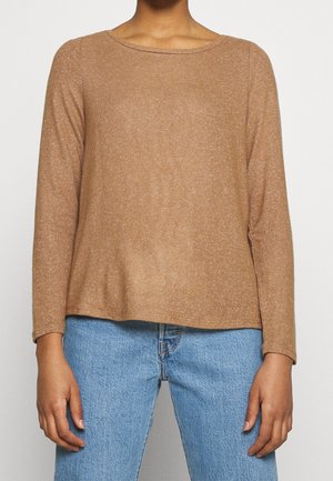Suéter marrón de manga larga en punto texturizado, con cuello redondo y dobladillo ligeramente caído, combinado con jeans de color azul claro.