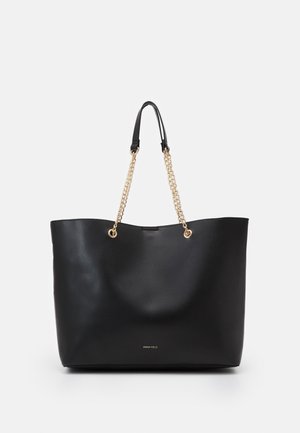 Bolso tote de cuero negro con cadena dorada y correas de cuero para el hombro, textura suave, diseño minimalista y pequeño logo de la marca en el centro inferior.