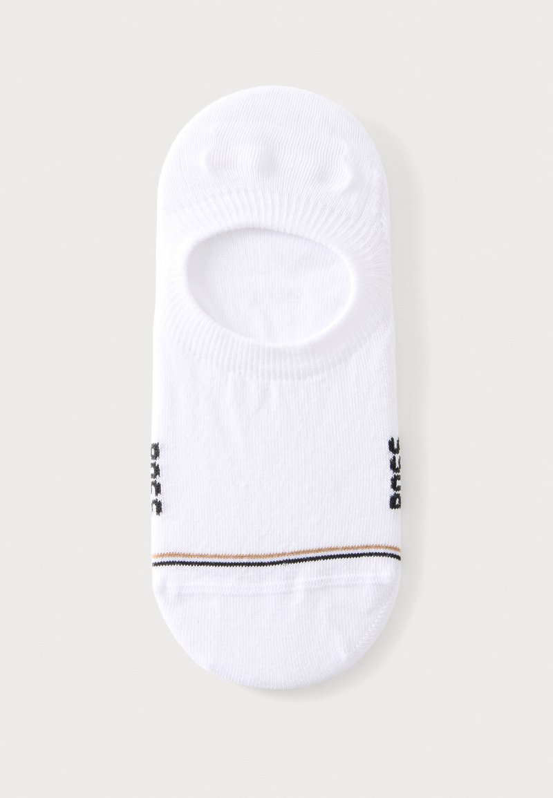 Chaussette blanche invisible avec des rayures noires et marron près des orteils, avec une grande ouverture ovale sur le dessus et un texte noir sur les côtés.