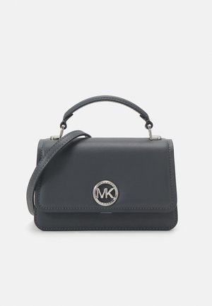 Ciemnoszara torebka Michael Kors z górnym uchwytem, odpinanym paskiem na ramię i srebrnym logo MK na przedniej klapie.
