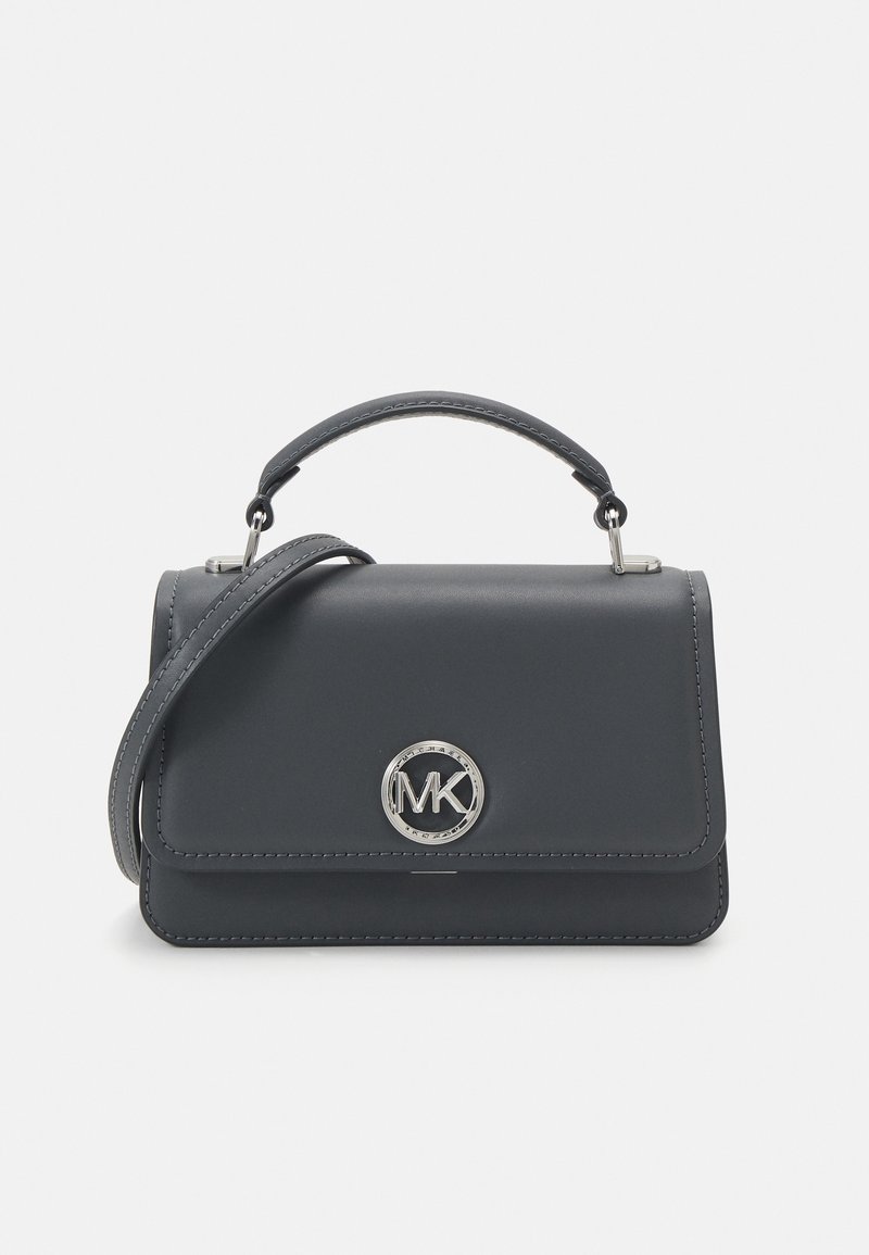 Sac à main Michael Kors gris foncé avec poignée supérieure, bandoulière amovible et logo MK argenté sur le rabat avant.