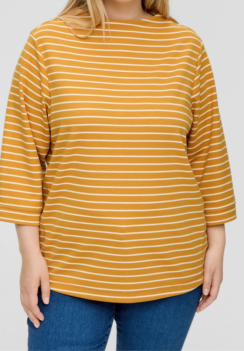 Haut rayé jaune moutarde avec des rayures horizontales blanches. Il présente un col montant et des manches 3/4. Le matériau est doux et extensible.