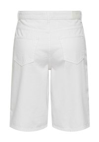 Short en denim blanc vu de dos avec deux poches plaquées, passants de ceinture et une coupe droite arrivant au-dessus du genou.