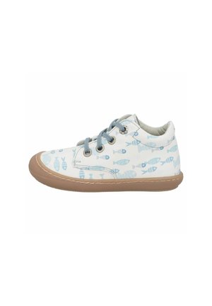 Weißer Kleinkindschuh mit blauem Fischmuster, blauen Schnürsenkeln und hellbrauner Gummisohle, von der Außenseite gezeigt.