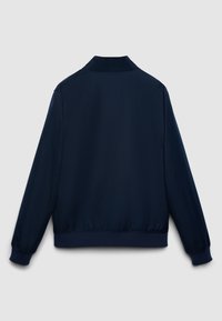 Giacca bomber leggera blu navy con colletto alla coreana, polsini elastici e fascia in vita elasticizzata. Texture liscia, senza elementi visibili o motivi.