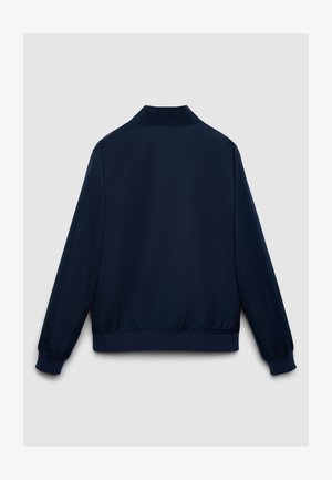 Marineblaue, leichte Bomberjacke mit Stehkragen, elastischen Bündchen und Bund. Glatte Textur, keine sichtbaren Beschläge oder Muster.