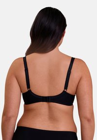 Soutien-gorge noir avec bretelles réglables, fermeture à agrafes et bordures festonnées. Tissu lisse avec un design minimal, vu de dos.