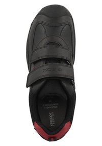 Chaussure de sport noire avec deux brides Velcro, supérieure en cuir texturé et en mesh, intérieur rembourré, et accent rouge sur le talon. Taille 35.