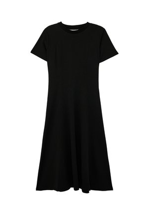 Robe noire à manches courtes en coupe trapèze avec encolure ronde, longueur au genou, et détails subtils de coutures sur le devant.