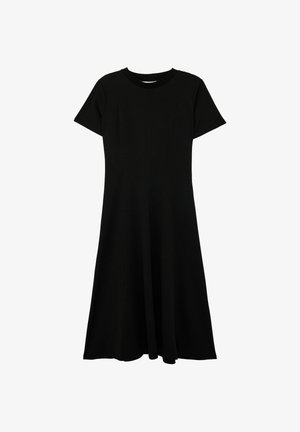 Zwarte A-lijn jurk met korte mouwen, ronde hals, knie-lengte en subtiele naaddetails aan de voorkant.