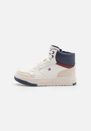Sneakers alte in pelle nei colori bianco, blu navy e rosso. Presentano una superficie testurizzata, chiusura con lacci e una suola in gomma con dettagli del logo.