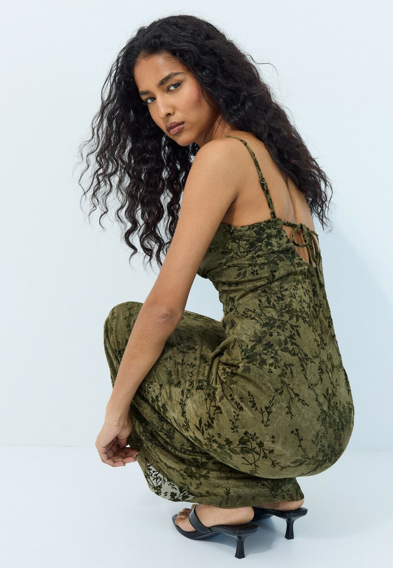stradivarius green dress FLOCKED MIDI STRAP - Maxi dress - khaki Strap Width: 20mm