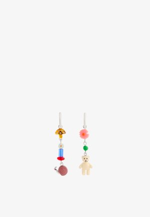 Orecchini pendenti colorati con perline a forma di fungo, lumaca, fiori e orsetto, realizzati in plastica con accenti metallici.