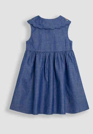 Denimkleit, mille on laineline krae, ilma käeauke, kogutud talje ja tikandid. Ühtlane sinine kangas pehme tekstuuriga.