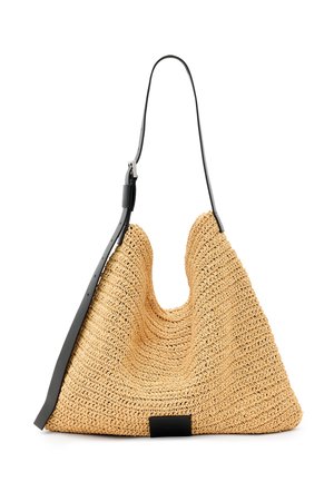 Sac à main tressé de couleur fauve avec une forme souple et une ouverture incurvée. Dispose d'une bandoulière en cuir noir et d'un accent assorti à la base. Texture douce.