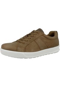 Braune Leder-Sneaker mit strukturiertem Finish, weißer Gummisohle, Schnürverschluss und kontrastierenden Seitenpaneelen.