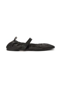 Ballerines en cuir noir avec un dessus froncé, arborant une large sangle en tissu sur le cou-de-pied et une boucle au talon pour un enfilage facile.