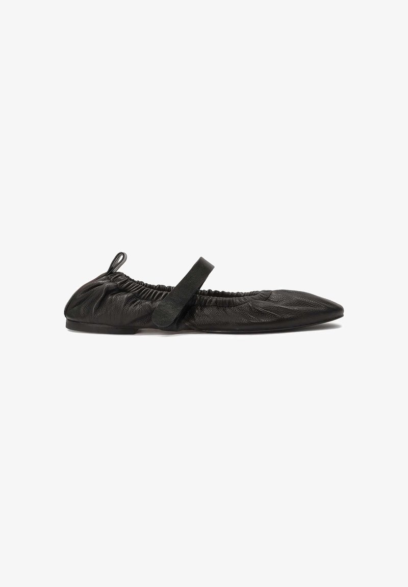 Ballerines en cuir noir avec un dessus froncé, arborant une large sangle en tissu sur le cou-de-pied et une boucle au talon pour un enfilage facile.