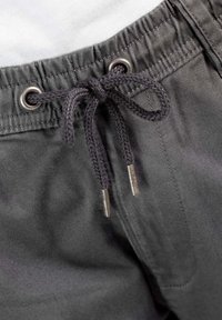 Grau Shorts aus einem Stoff mit glatter Textur, ausgestattet mit einem Kordelzugverschluss und Metallösen für eine verstellbare Passform.