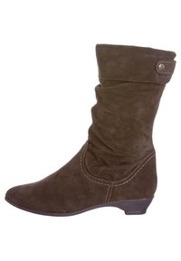 Brun mockaankelboots med slouch-design, spetsig tå och platt klack. Har kontrasterande vita sömmar och en dekorativ knappdetalj.
