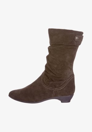 Brązowy zamszowy botek za kostkę w stylu luźnym, z ostrym noskiem i płaskim obcasem. Charakteryzuje się kontrastującym białym przeszyciem i ozdobnym guzikiem.