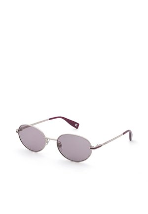 Oval geformte Sonnenbrille mit silbernen Metallgestellen und lila getönten Gläsern, mit lila Bügelenden vor weißem Hintergrund.