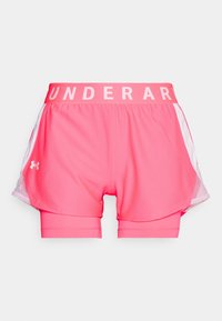 Bermudas deportivas rosas con una cinturilla ancha que presenta "UNDER" en blanco. Incluye paneles laterales de malla y una capa interior de pantalón corto.